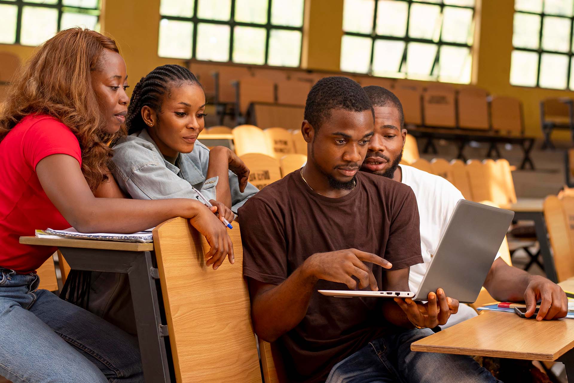 Digital Marketing students at SMARI skilling Institute having discussions